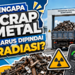 Truk bermuatan scrap metal melewati Radiation Portal Monitoring (RPM) untuk pemeriksaan radiasi sebelum memasuki fasilitas industri.